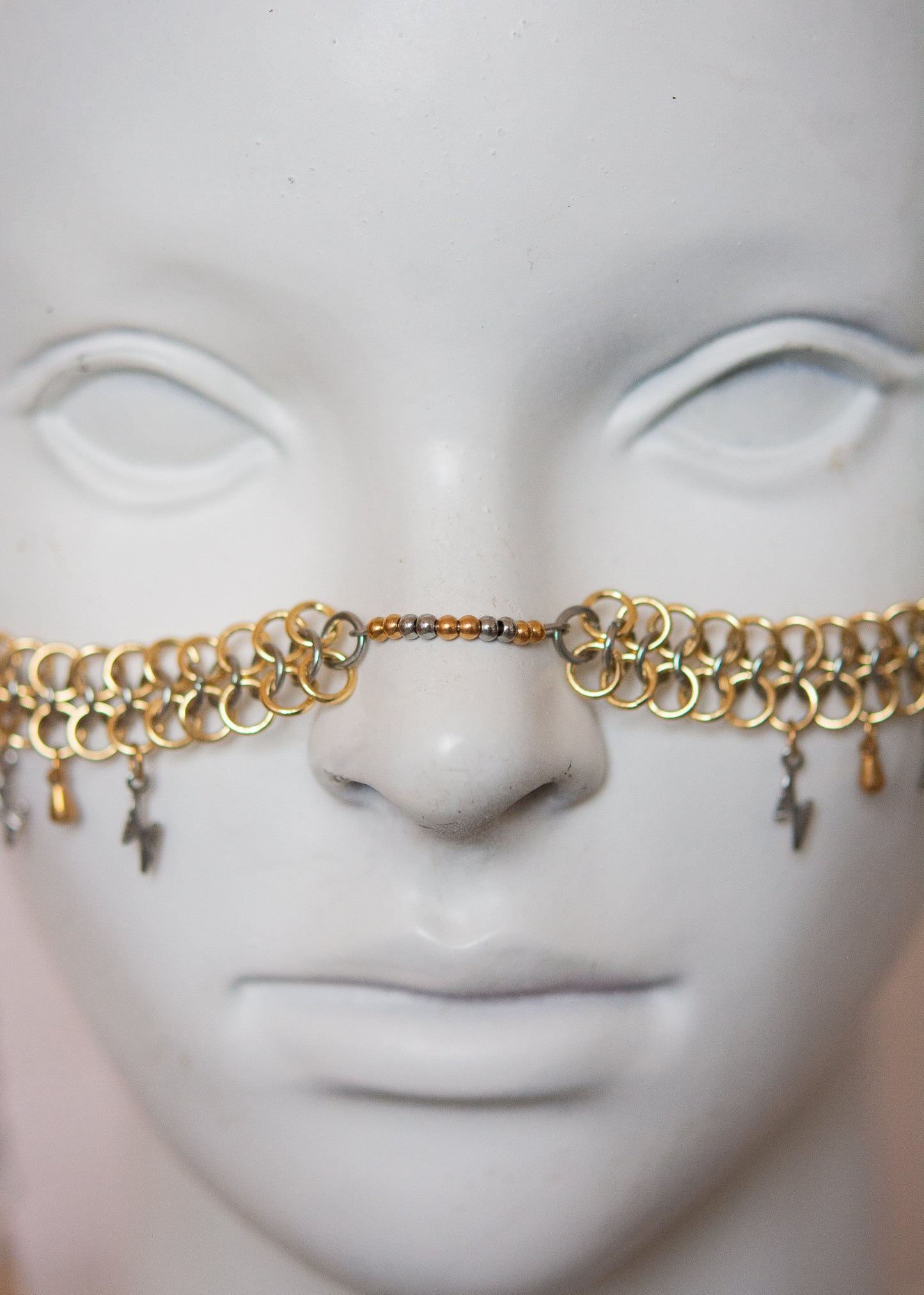 Bijou facial acier inoxydable or et argent, motif chainmail, gouttes dorées et éclairs argentés. Accessoire rituel, shoot mystique, festival ou costume stylisé.