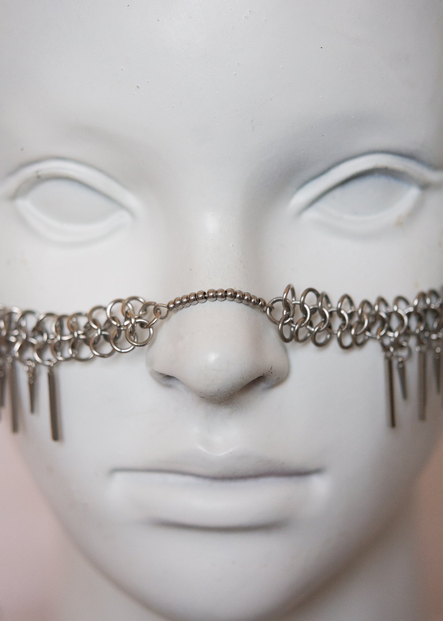 Bijou facial style warrior en acier inoxydable, chainmail fait main et tiges sur les joues. Accessoire rituel, costume, photoshoot, festival.