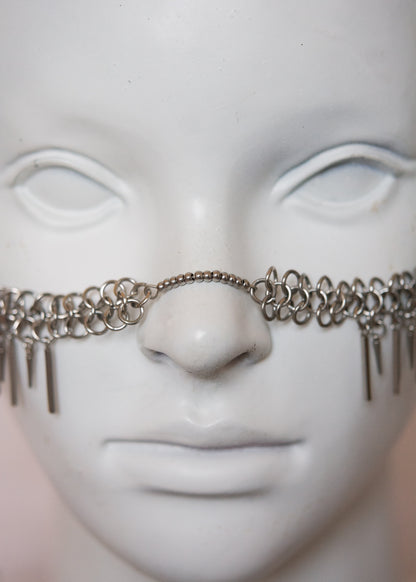 Bijou facial style warrior en acier inoxydable, chainmail fait main et tiges sur les joues. Accessoire rituel, costume, photoshoot, festival.