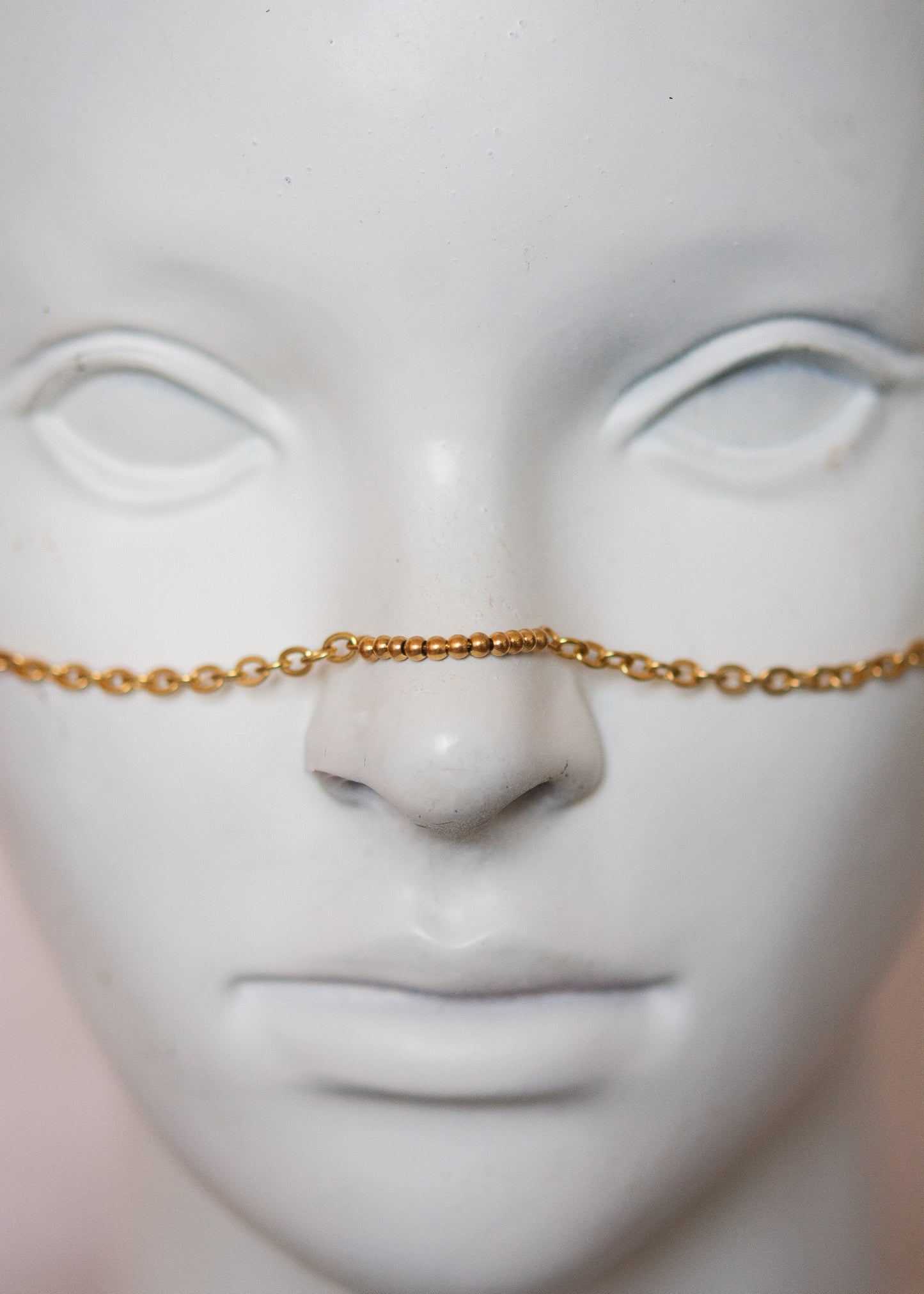 Bijou facial acier inoxydable doré, vibe mystique. Style serpent, chaos sacré, accessoire rituel, costume ou photoshoot.