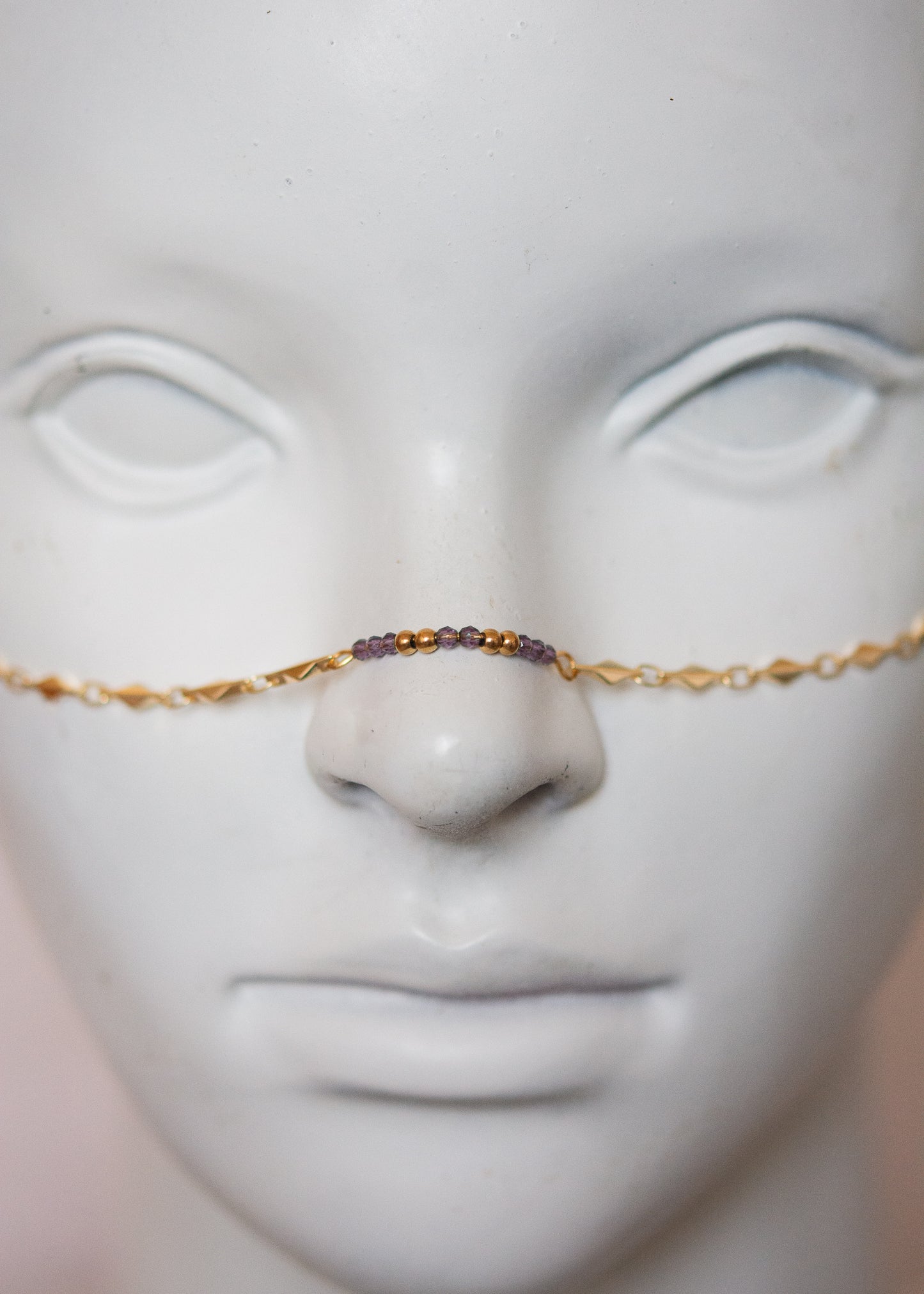 Bijou facial doré avec améthyste violette. Accessoire mystique, festival, oracle, costume ou shoot spirituel.