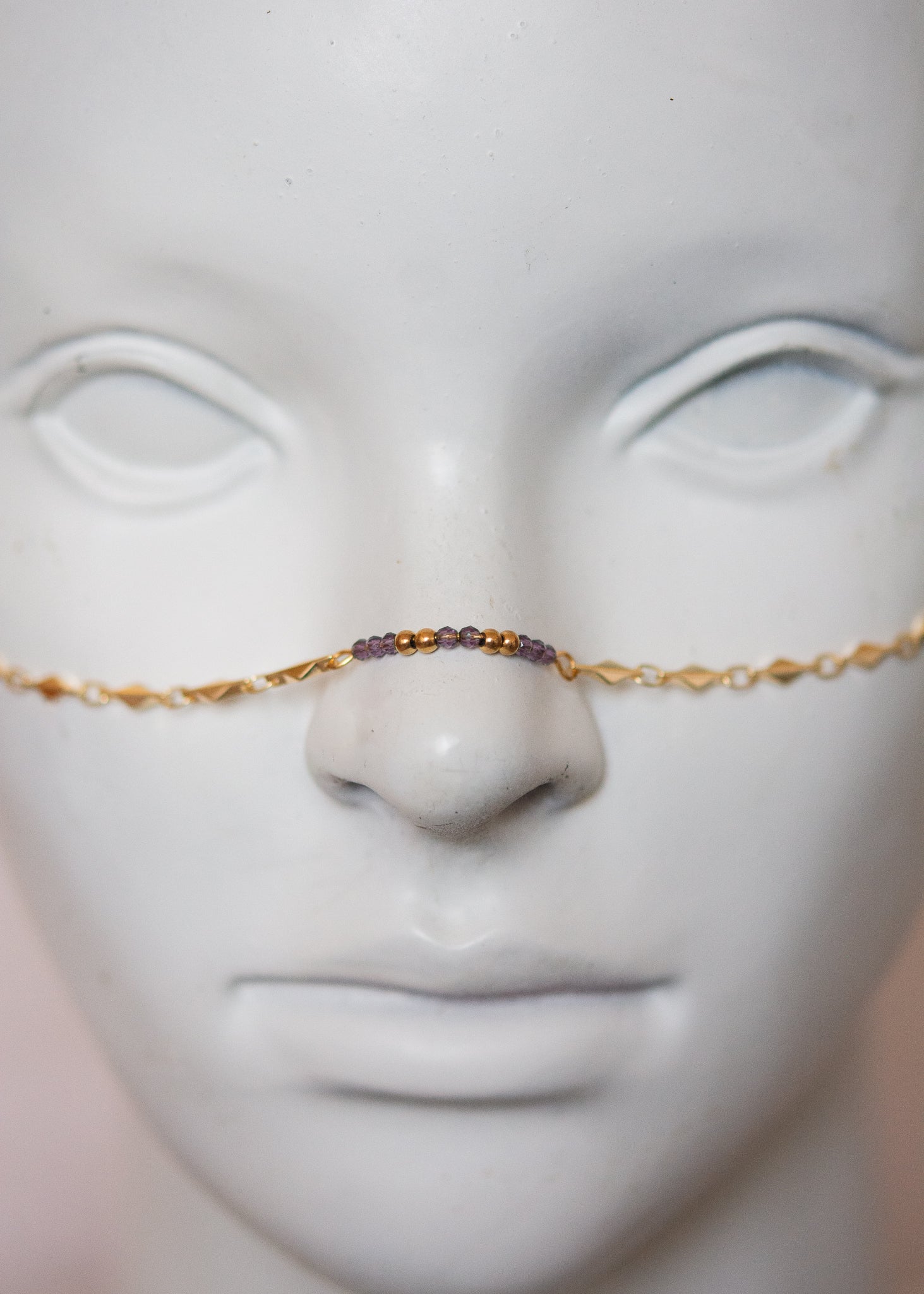 Bijou facial doré avec améthyste violette. Accessoire mystique, festival, oracle, costume ou shoot spirituel.