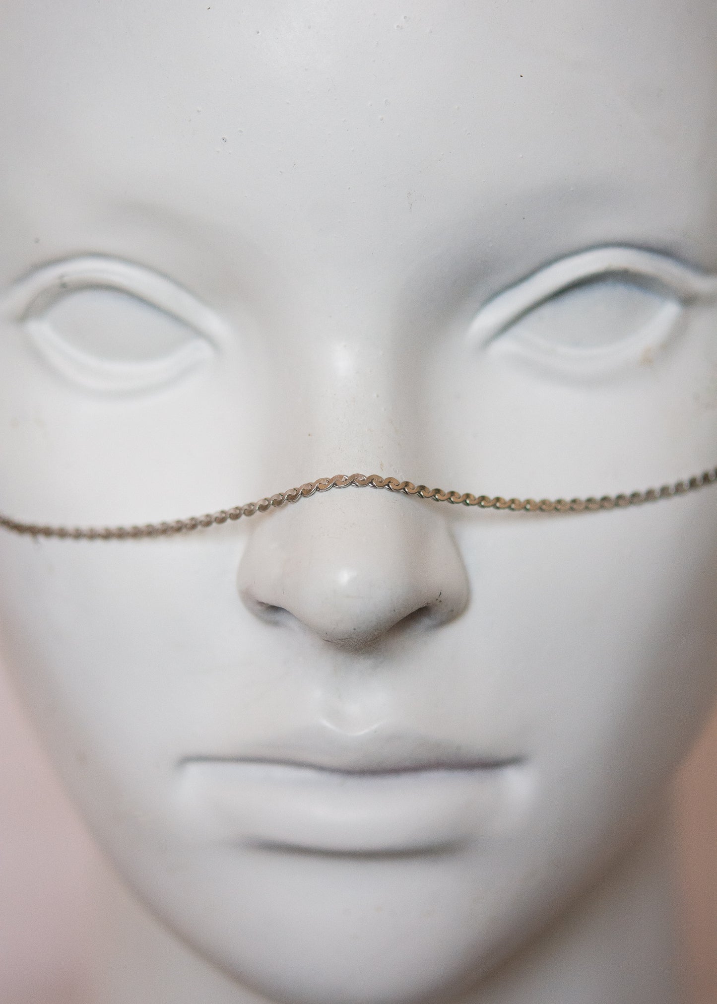 Bijou facial minimaliste et argent. Style nordique, rituel, costume, shoot mystique ou accessoire spectral.