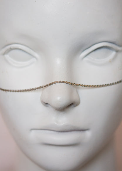 Bijou facial minimaliste et argent. Style nordique, rituel, costume, shoot mystique ou accessoire spectral.