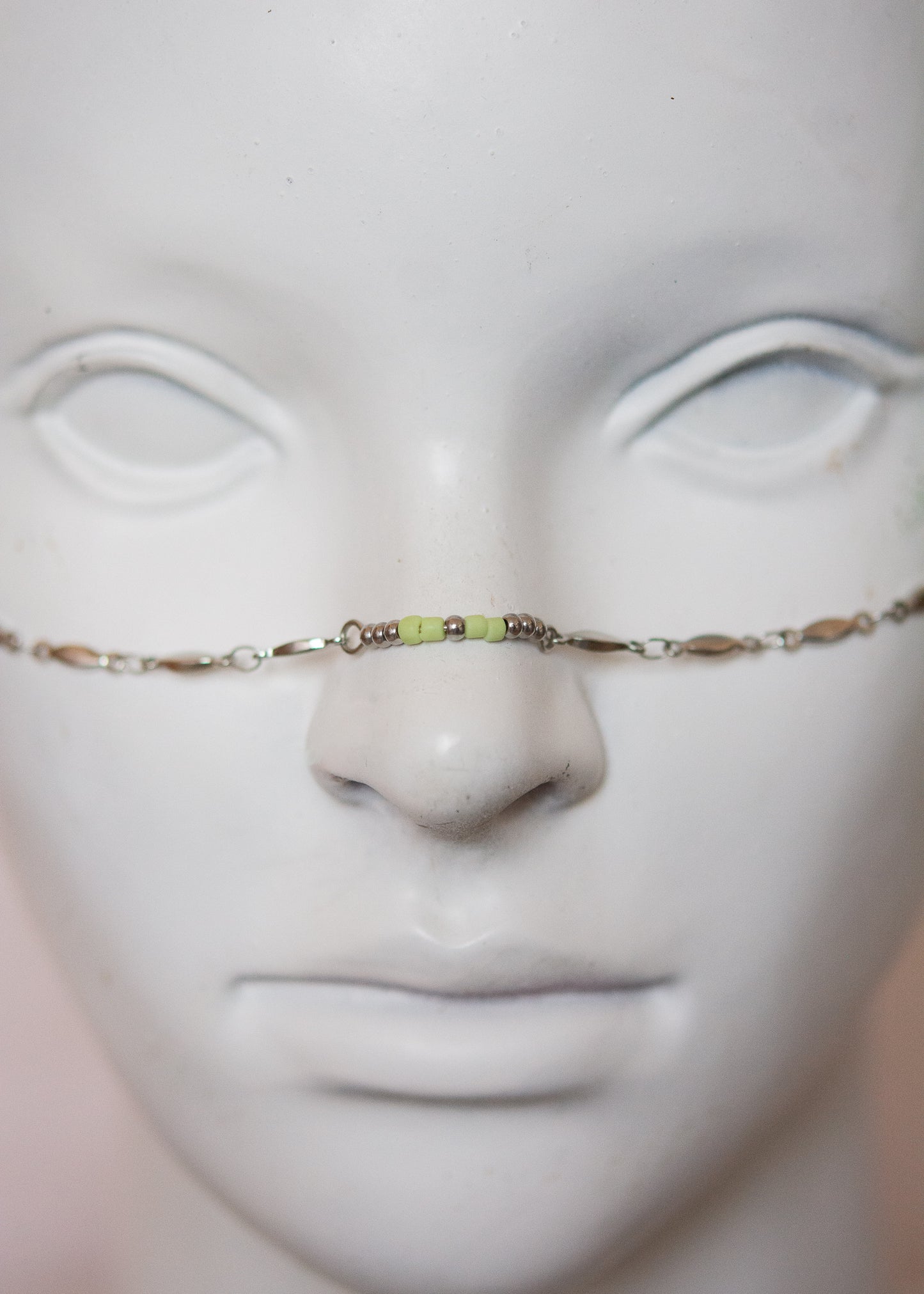 Bijou facial vert mystique. Accessoire rituel, festival, costume, inspiration alchimique ou ésotérique.