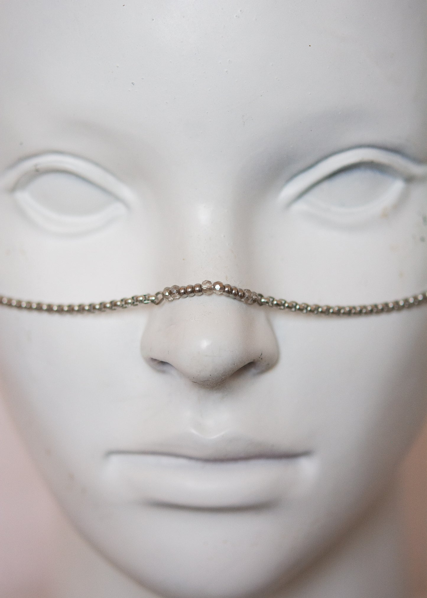 Bijou facial en acier inoxydable avec perles d'eau douce noires. Accessoire mystique, nocturne, rituel, costume ou shoot ésotérique. Bijou alternatif.