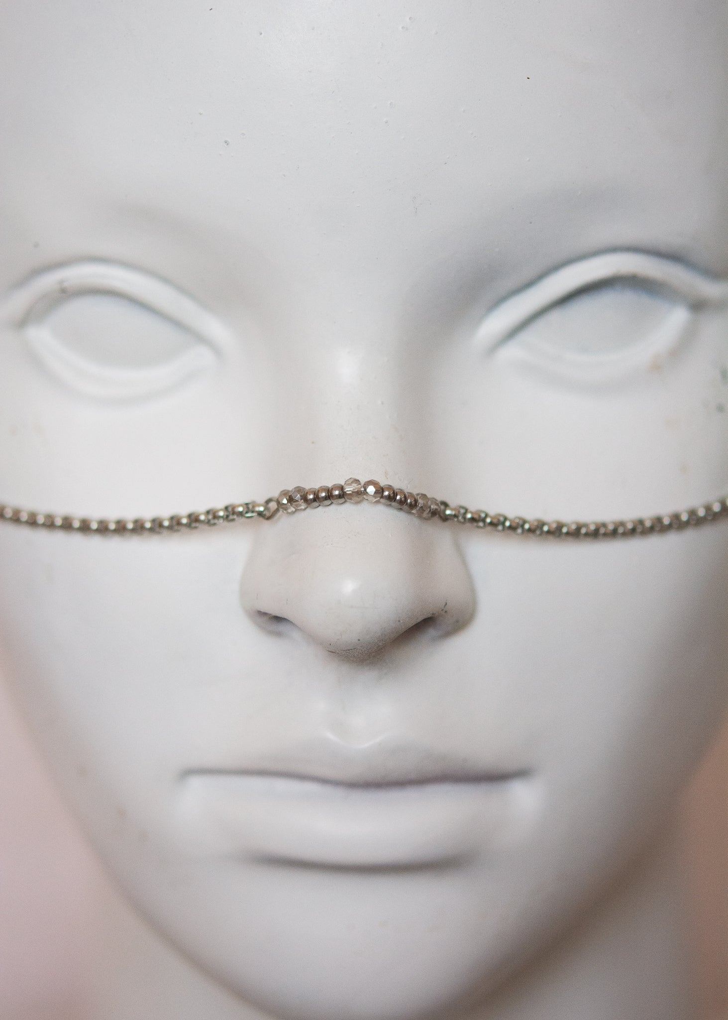 Bijou facial en acier inoxydable avec perles d'eau douce noires. Accessoire mystique, nocturne, rituel, costume ou shoot ésotérique. Bijou alternatif.