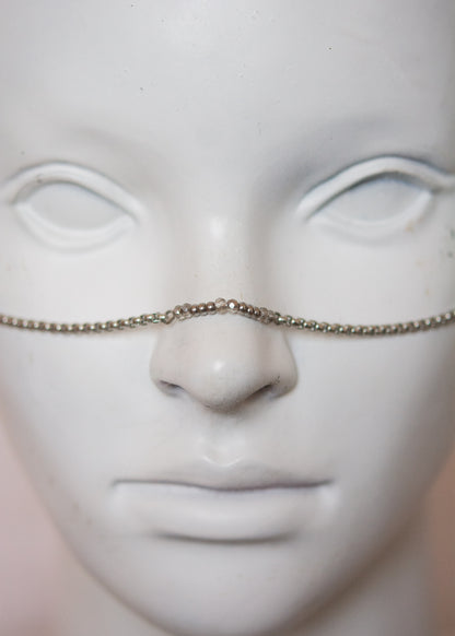 Bijou facial en acier inoxydable avec perles d'eau douce noires. Accessoire mystique, nocturne, rituel, costume ou shoot ésotérique. Bijou alternatif.