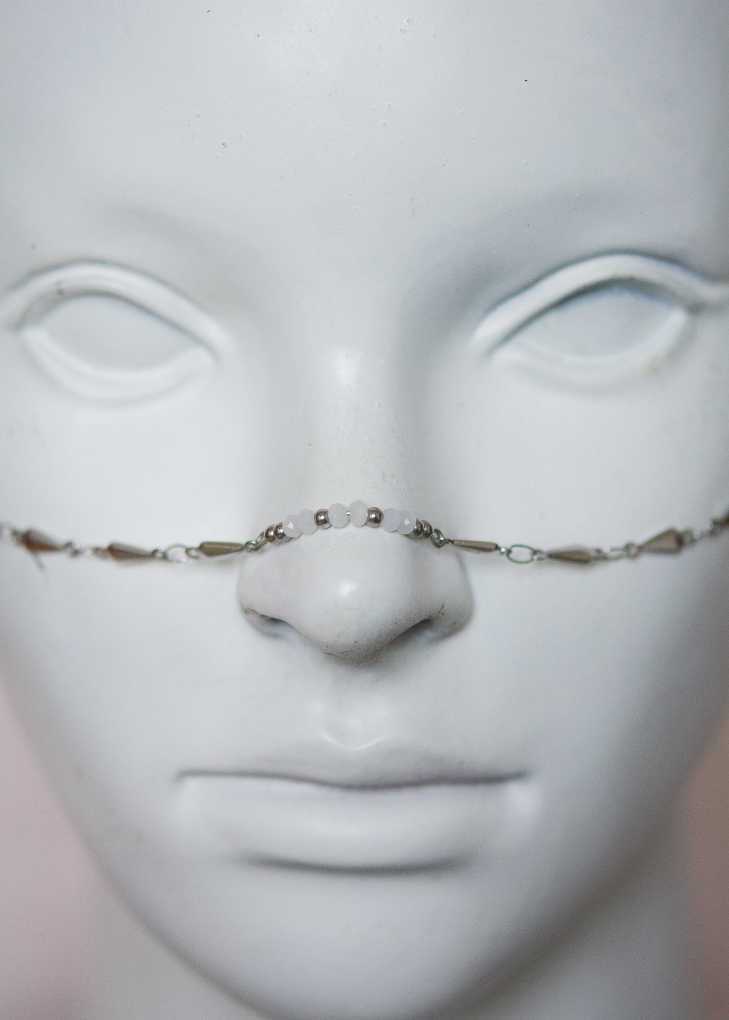 Bijou facial géométrique avec coquillages. Accessoire mystique marin, festival, costume, rituel ou photoshoot.