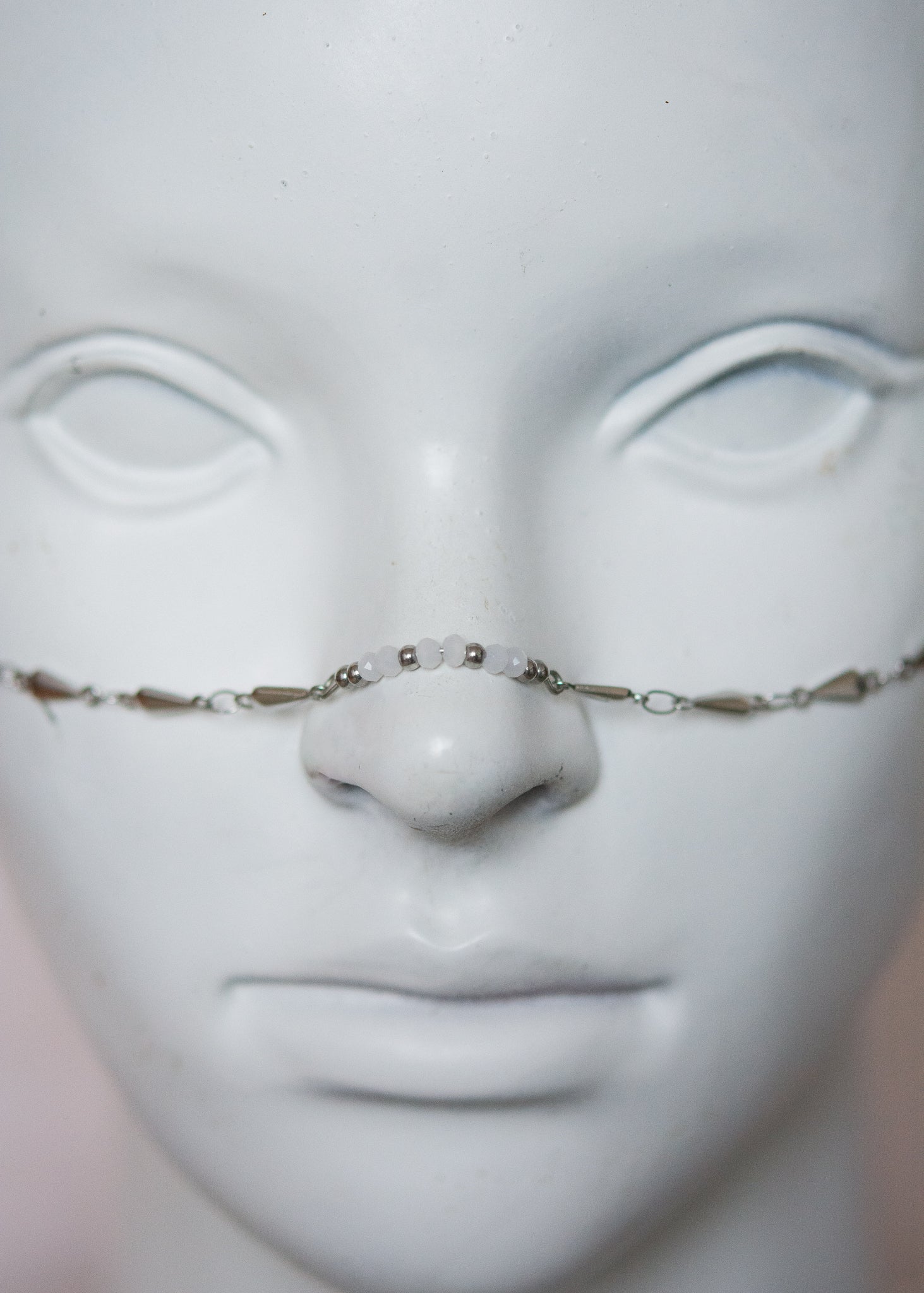 Bijou facial géométrique avec coquillages. Accessoire mystique marin, festival, costume, rituel ou photoshoot.