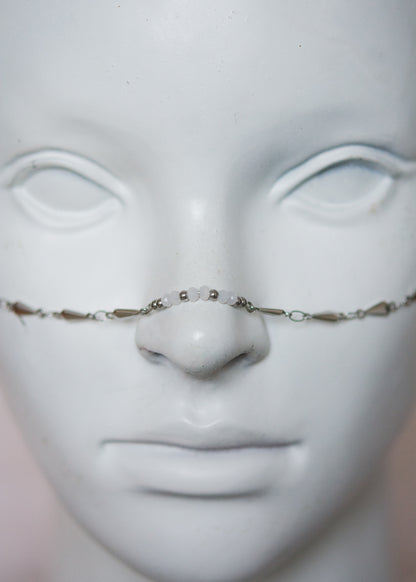 Bijou facial géométrique avec coquillages. Accessoire mystique marin, festival, costume, rituel ou photoshoot.