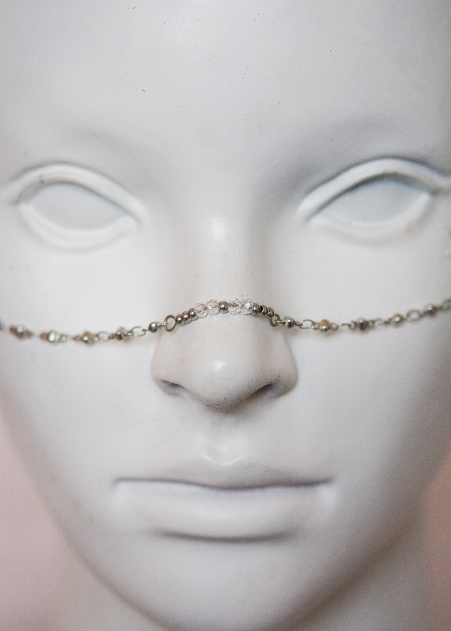 Bijou facial argenté avec cristaux et gouttes d’eau. Accessoire mystique, clair, pour festival, costume ou rituel intuitif.