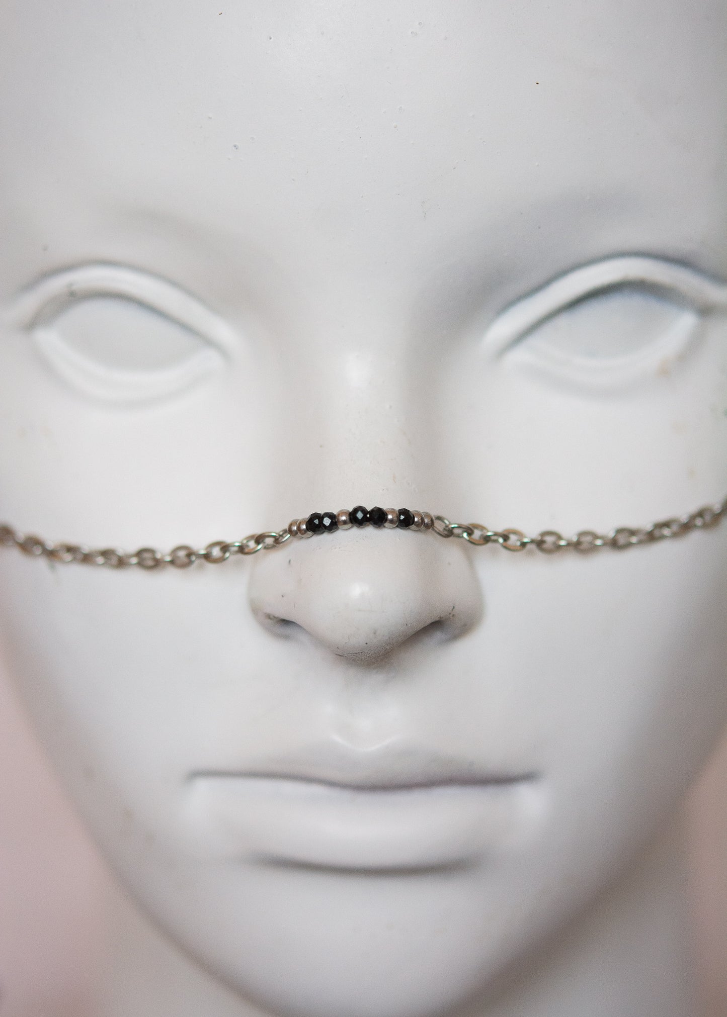 Bijou facial noir et argent avec cristaux facettés. Style gothique, mystique, rituel, costume ou accessoire photoshoot.