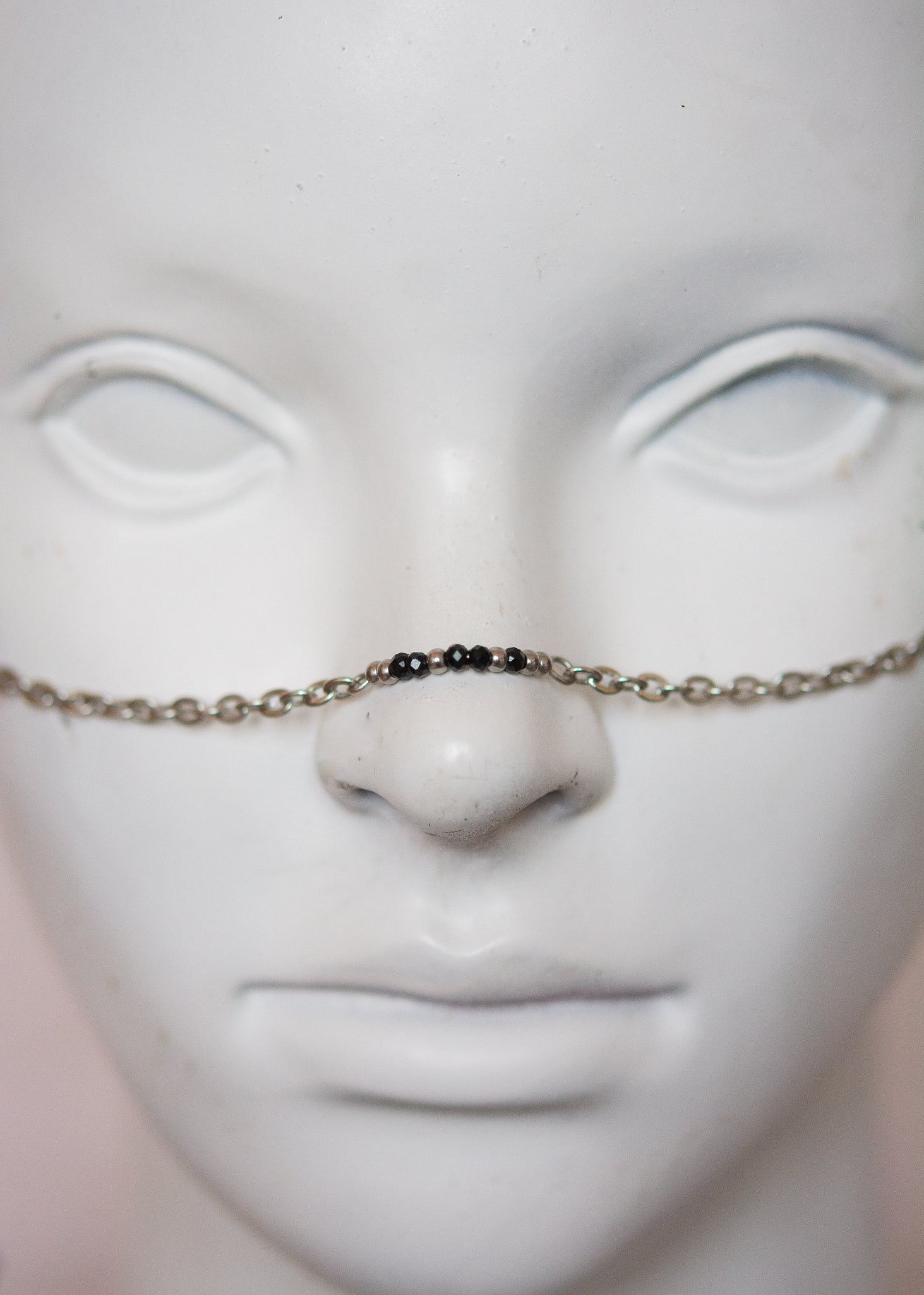 Bijou facial noir et argent avec cristaux facettés. Style gothique, mystique, rituel, costume ou accessoire photoshoot.
