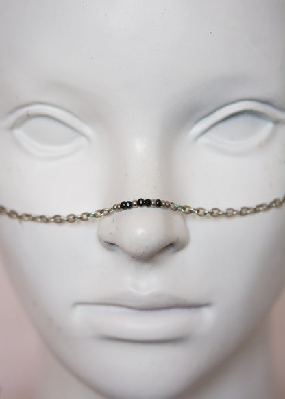 Bijou facial noir et argent avec cristaux facettés. Style gothique, mystique, rituel, costume ou accessoire photoshoot.