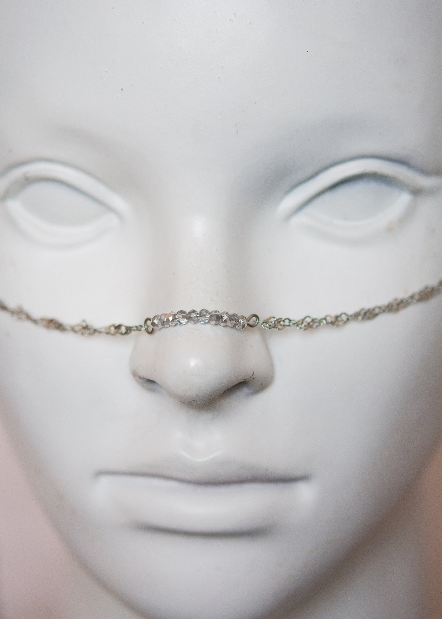 Bijou facial argenté acier inoxydable avec cristaux et cartes de tarot. Accessoire mystique, costume, oracle moderne, festival ou photoshoot rituel.