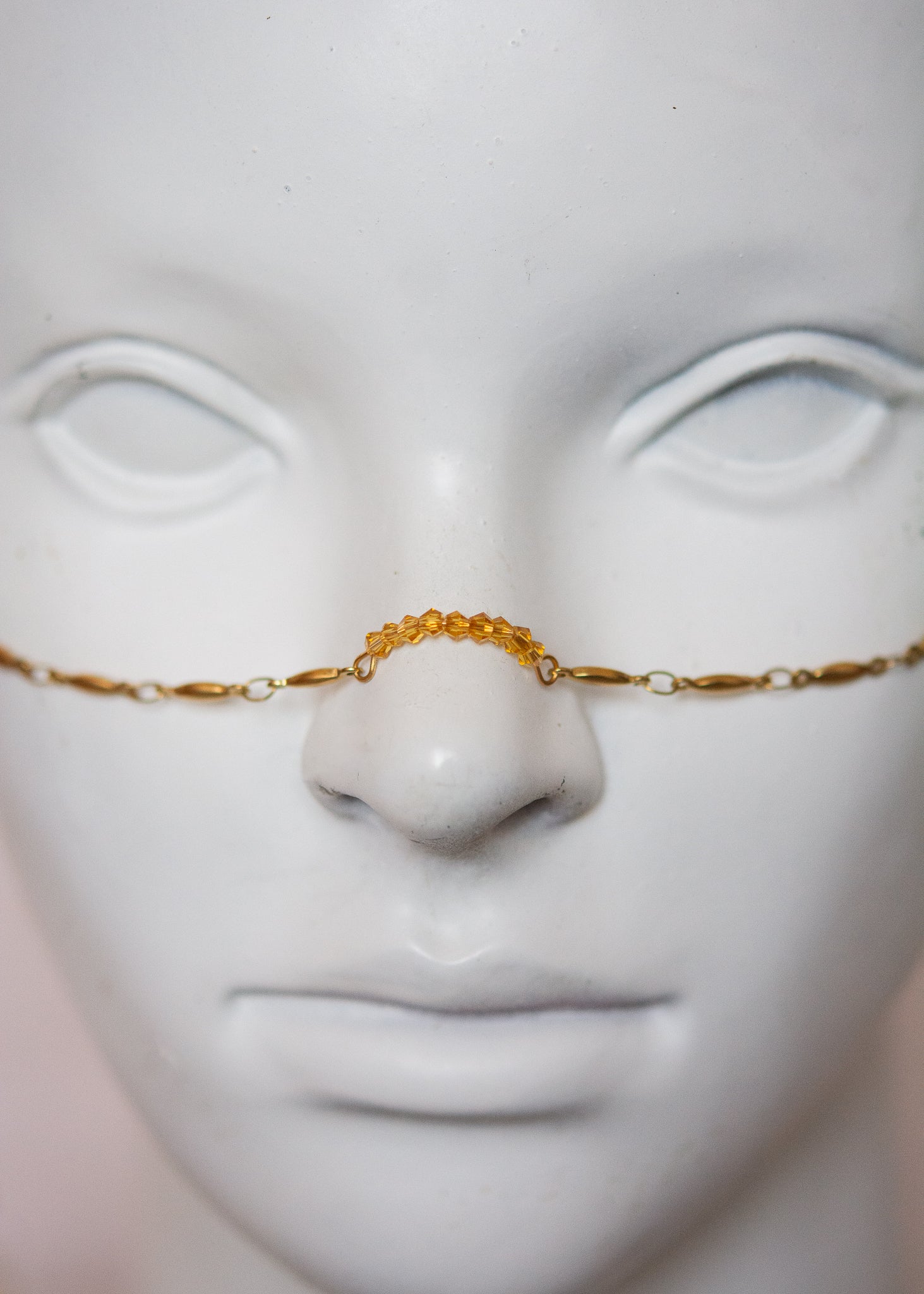 Bijou facial doré fin avec citrine. Parfait pour festival, costume solaire, rituel mystique ou photoshoot lumineux.