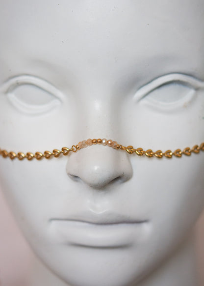 Bijou facial doré avec ambre, cristaux rosés et cornes. Accessoire festival, rituel solaire, costume tribal, photoshoot mystique.