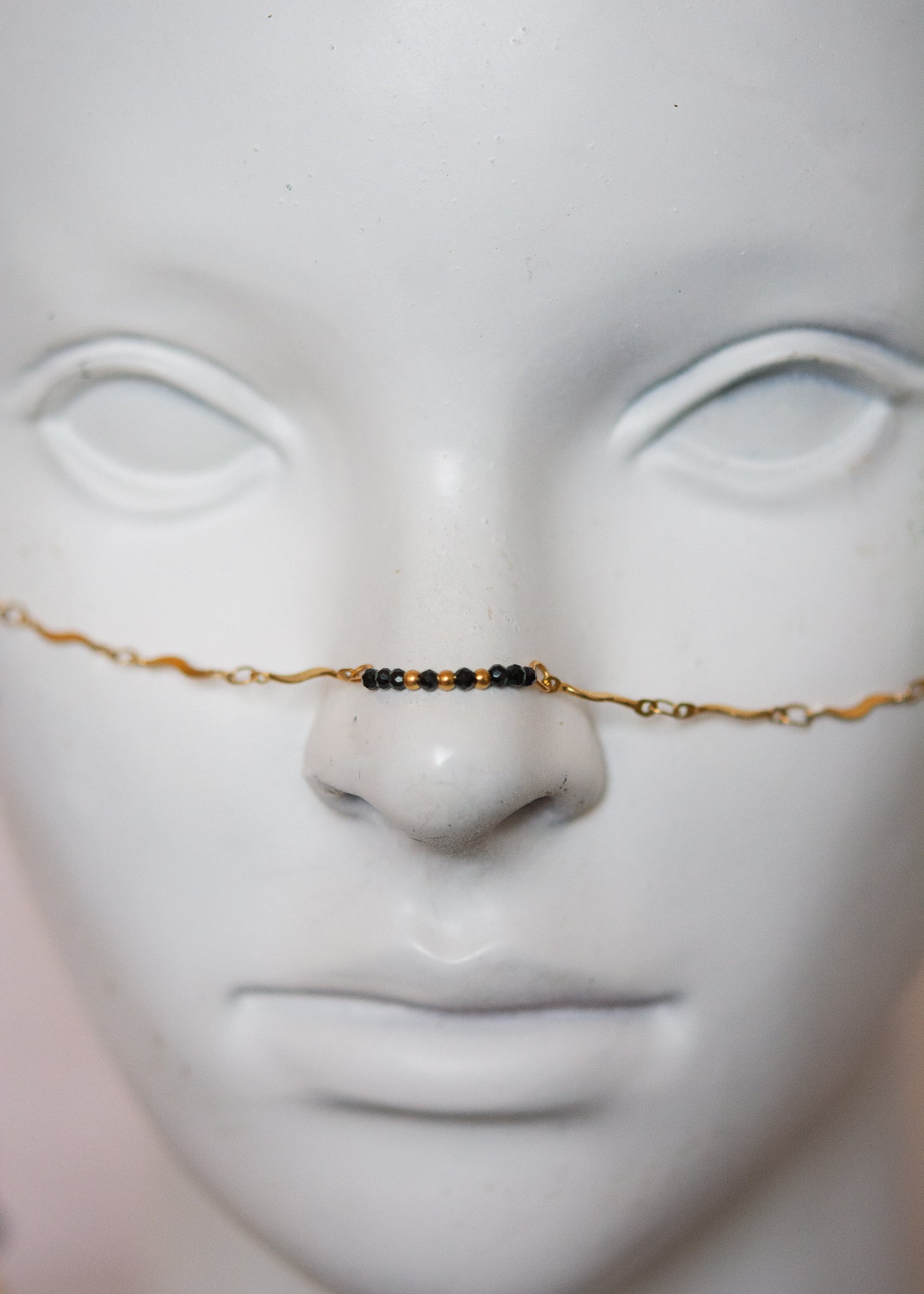 Bijou facial doré avec attrape-rêve, agate noire et cristaux. Accessoire festival, costume mystique, rituel, photoshoot.