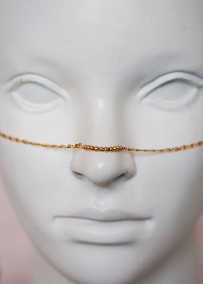 Bijou facial doré délicat avec agate orange rayée et aile en acier. Chaîne de visage solaire inspirée de l’étoile du matin. Bijou festival, costume, photoshoot.