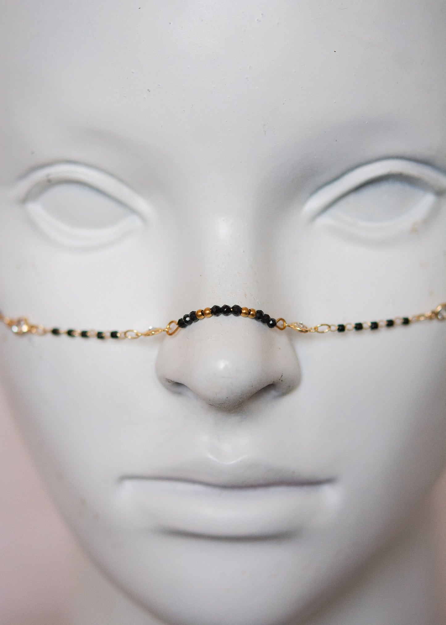 Bijou facial plaqué or avec agate noire rectangulaire et cristaux. Chaîne de visage mystique et protectrice, style goth alchimique.