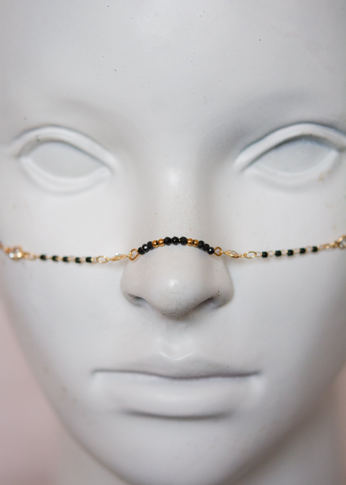 Bijou facial plaqué or avec agate noire rectangulaire et cristaux. Chaîne de visage mystique et protectrice, style goth alchimique.