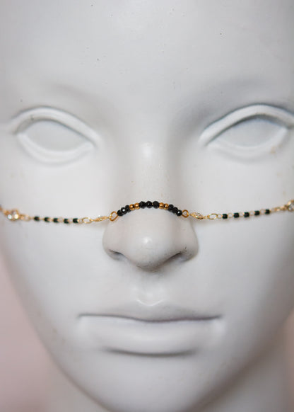 Bijou facial plaqué or avec agate noire rectangulaire et cristaux. Chaîne de visage mystique et protectrice, style goth alchimique.