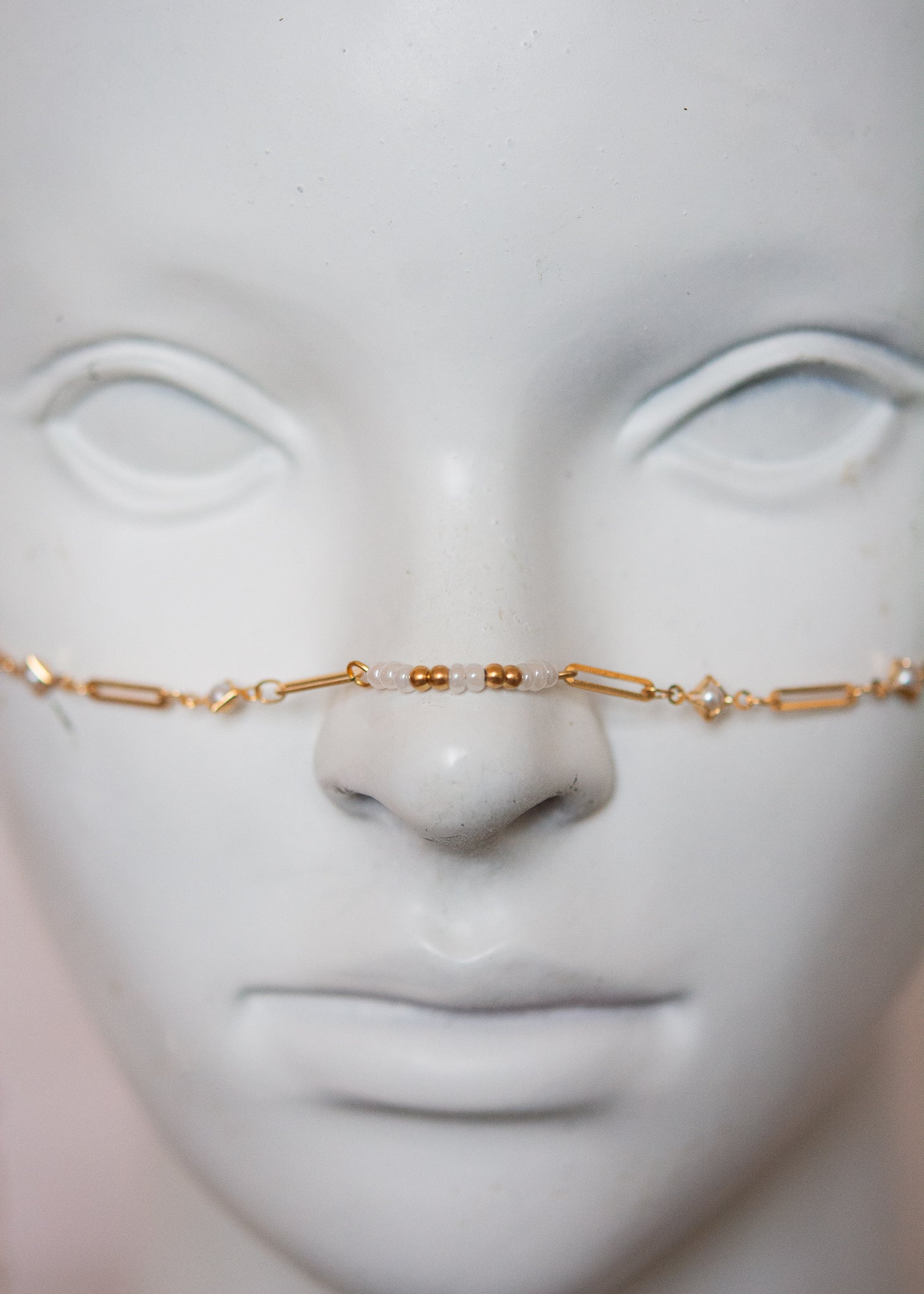 Chaîne de visage dorée avec perles nacrées et perles d’eau douce. Bijou facial mystique, bijou costume, festival, performance de scène.