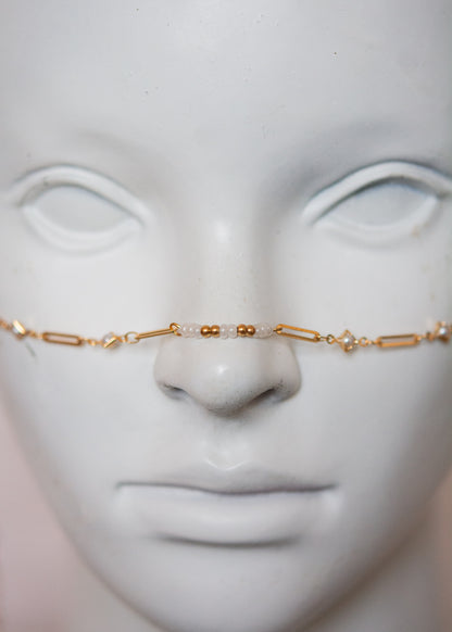 Chaîne de visage dorée avec perles nacrées et perles d’eau douce. Bijou facial mystique, bijou costume, festival, performance de scène.