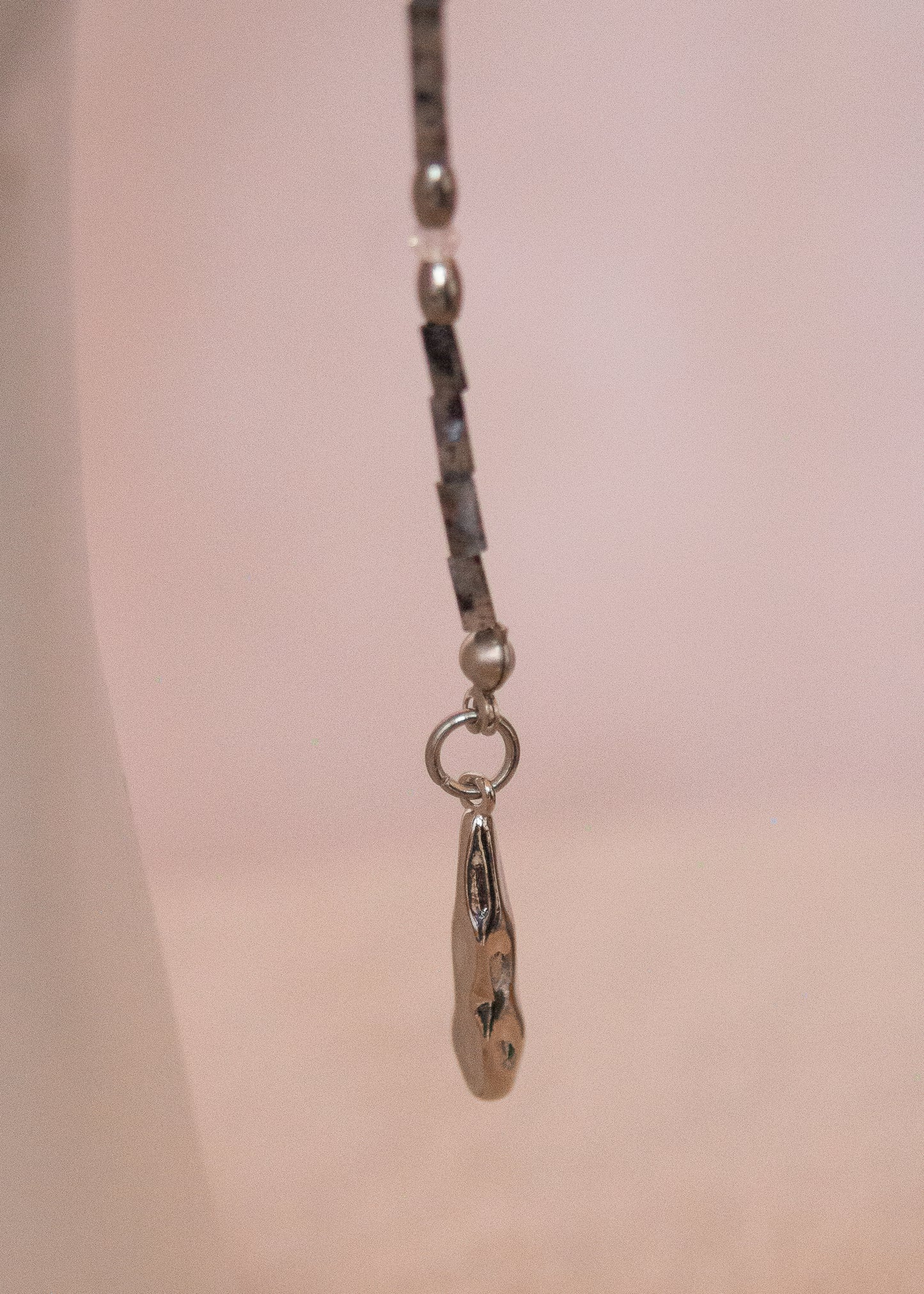 Bijou facial mystique en larvikite, breloques acier et charme en argent 925. Accessoire goth, costume, photoshoot, festival...