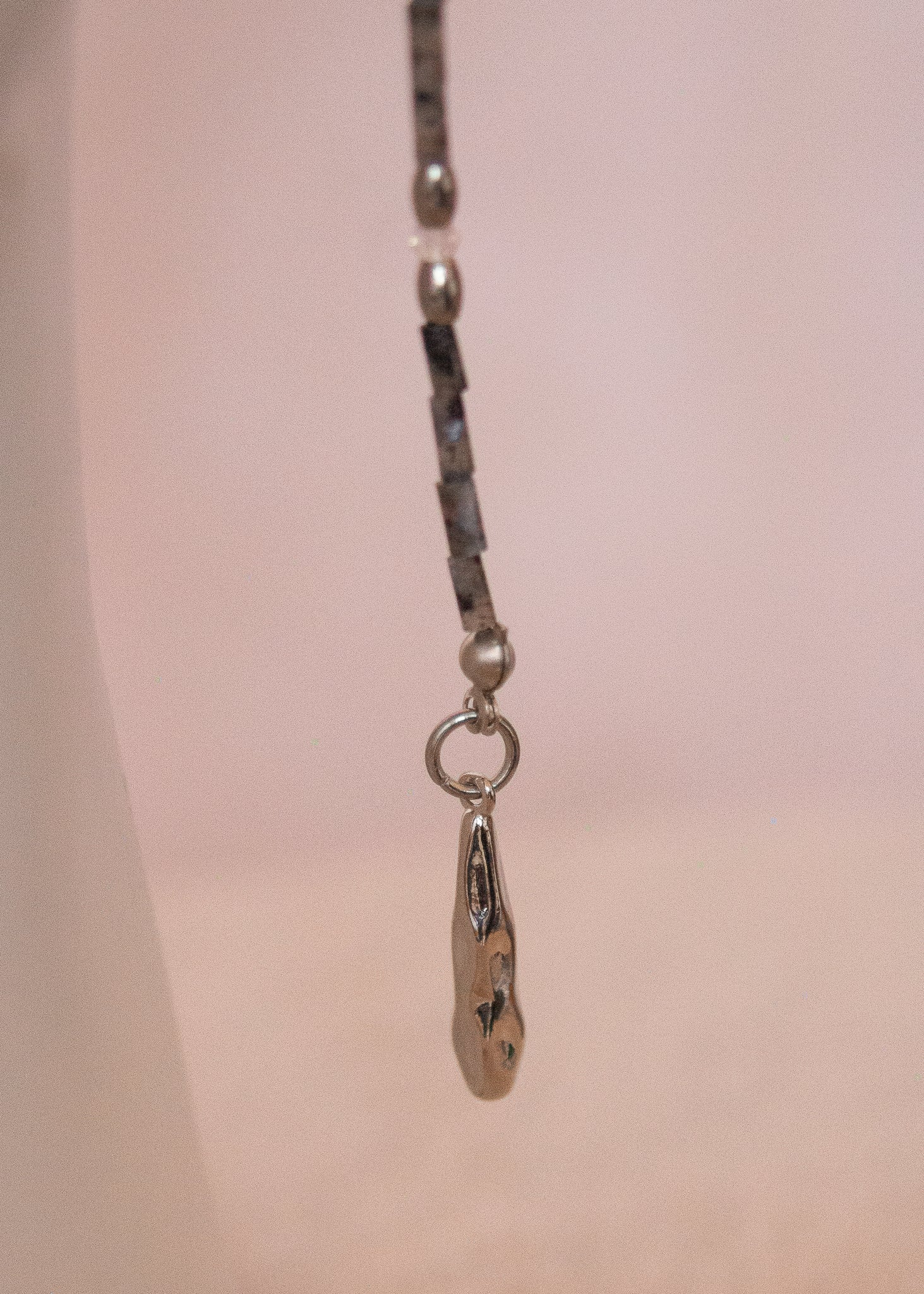 Bijou facial mystique en larvikite, breloques acier et charme en argent 925. Accessoire goth, costume, photoshoot, festival...