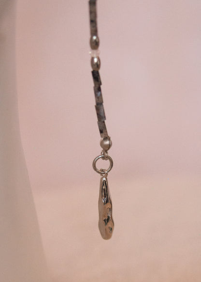 Bijou facial mystique en larvikite, breloques acier et charme en argent 925. Accessoire goth, costume, photoshoot, festival...