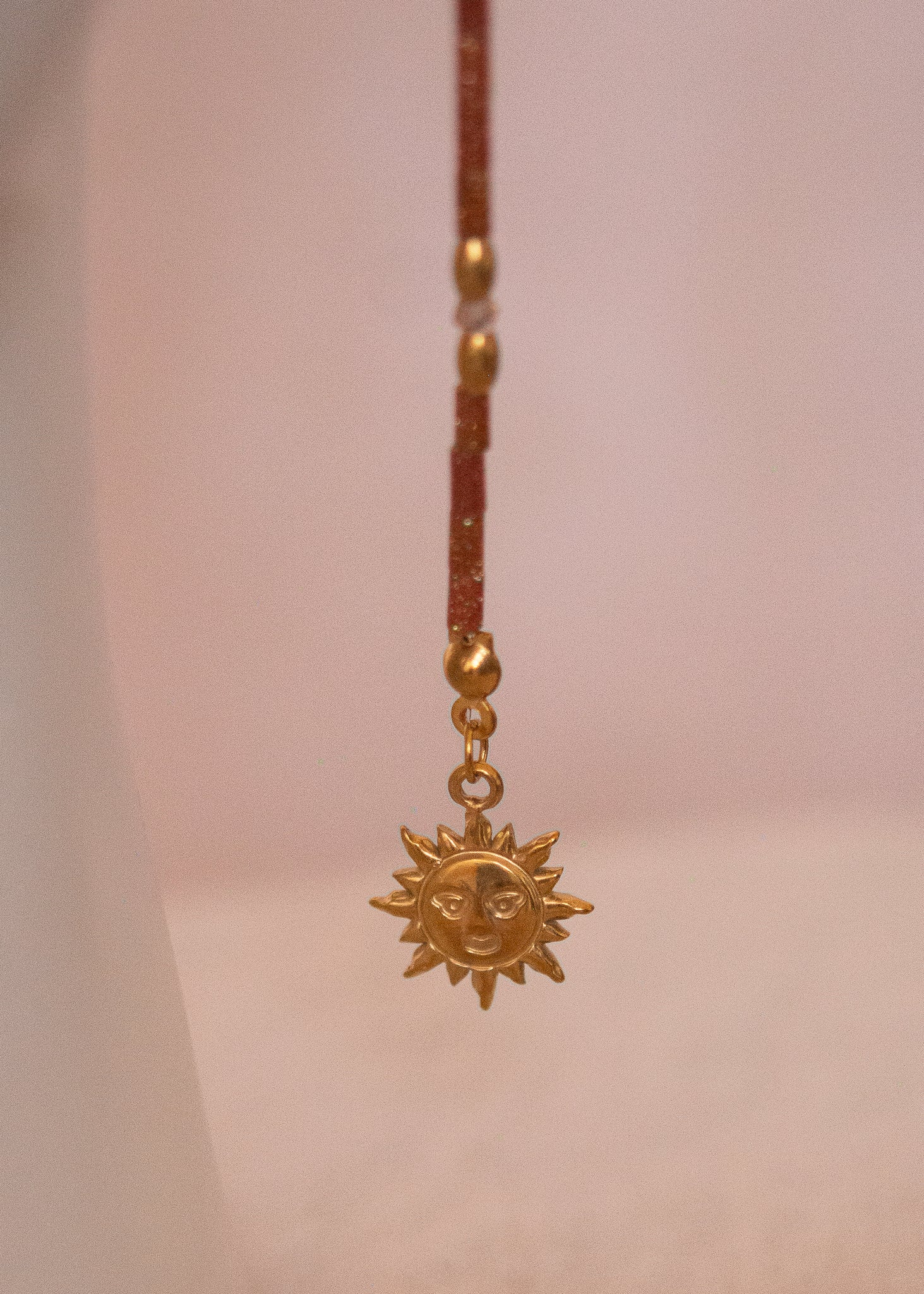 Bijou facial solaire en pierre de sable dorée, charms soleils dorés en acier inoxydable. Idéal festival, costume, photoshoot, événement...