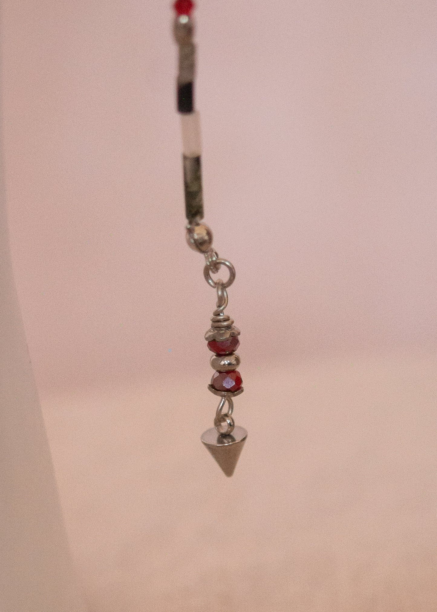 Bijou facial mystique en pierre de sang africaine, croix noires et piques dorées. Parfait pour costume, rituel, shoot gothique ou look ésotérique.