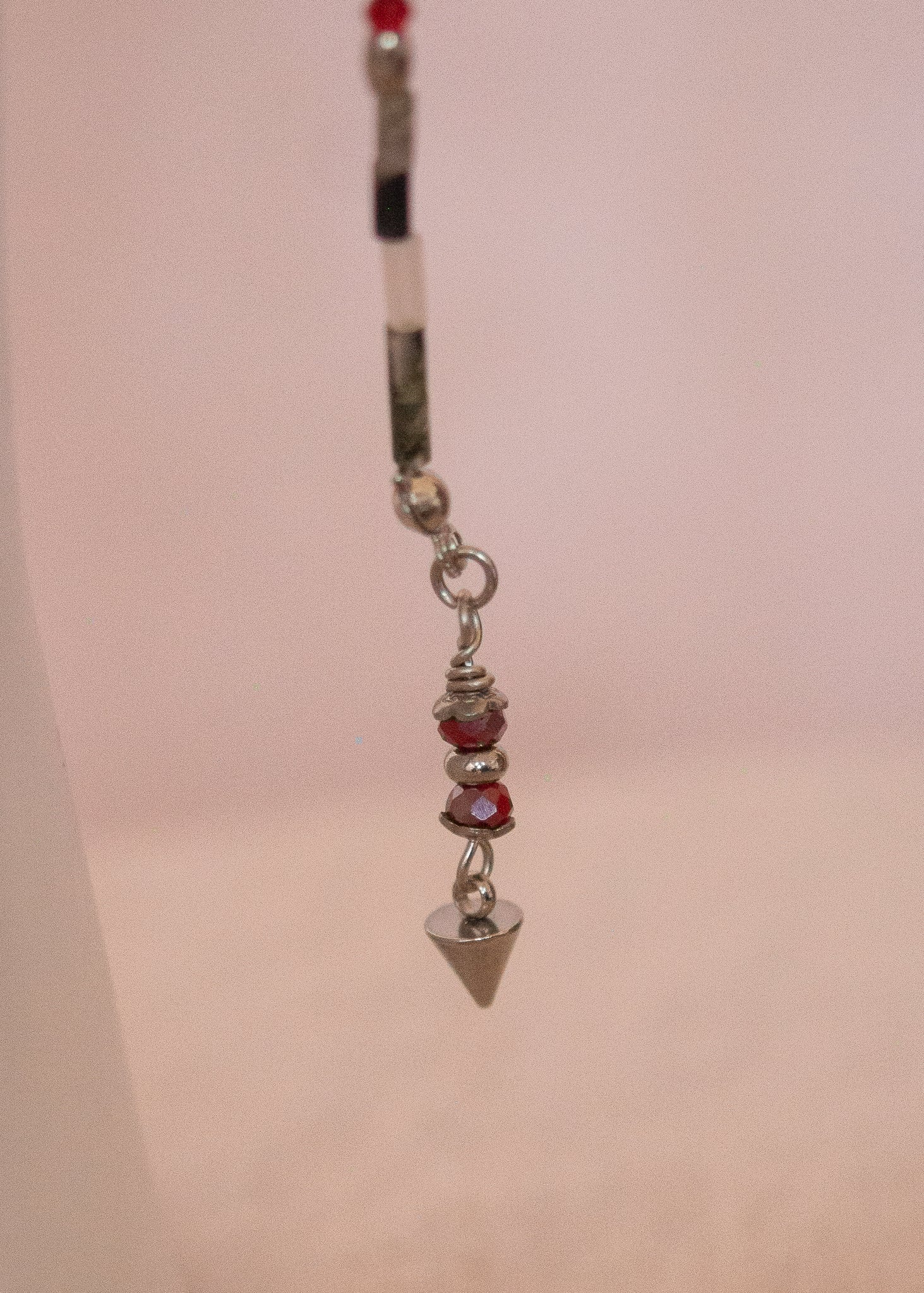 Bijou facial mystique en pierre de sang africaine, croix noires et piques dorées. Parfait pour costume, rituel, shoot gothique ou look ésotérique.