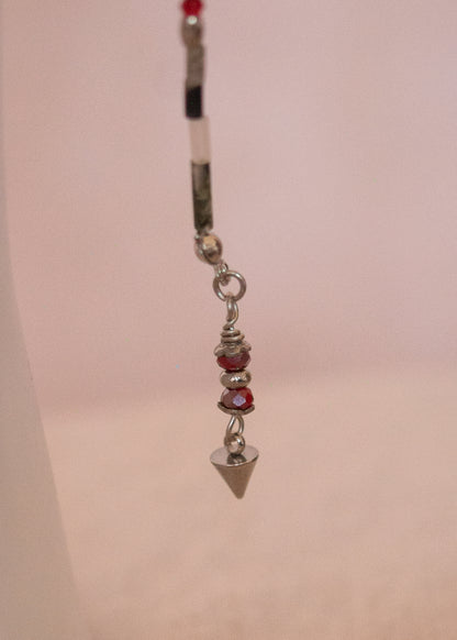 Bijou facial mystique en pierre de sang africaine, croix noires et piques dorées. Parfait pour costume, rituel, shoot gothique ou look ésotérique.