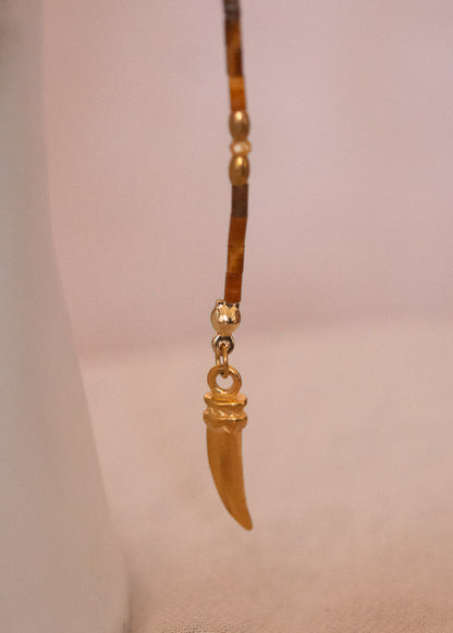 Bijou facial chamanique avec pierre œil de tigre, têtes de taureau et cornes dorées. Accessoire festival, tribal, costume ou photoshoot.