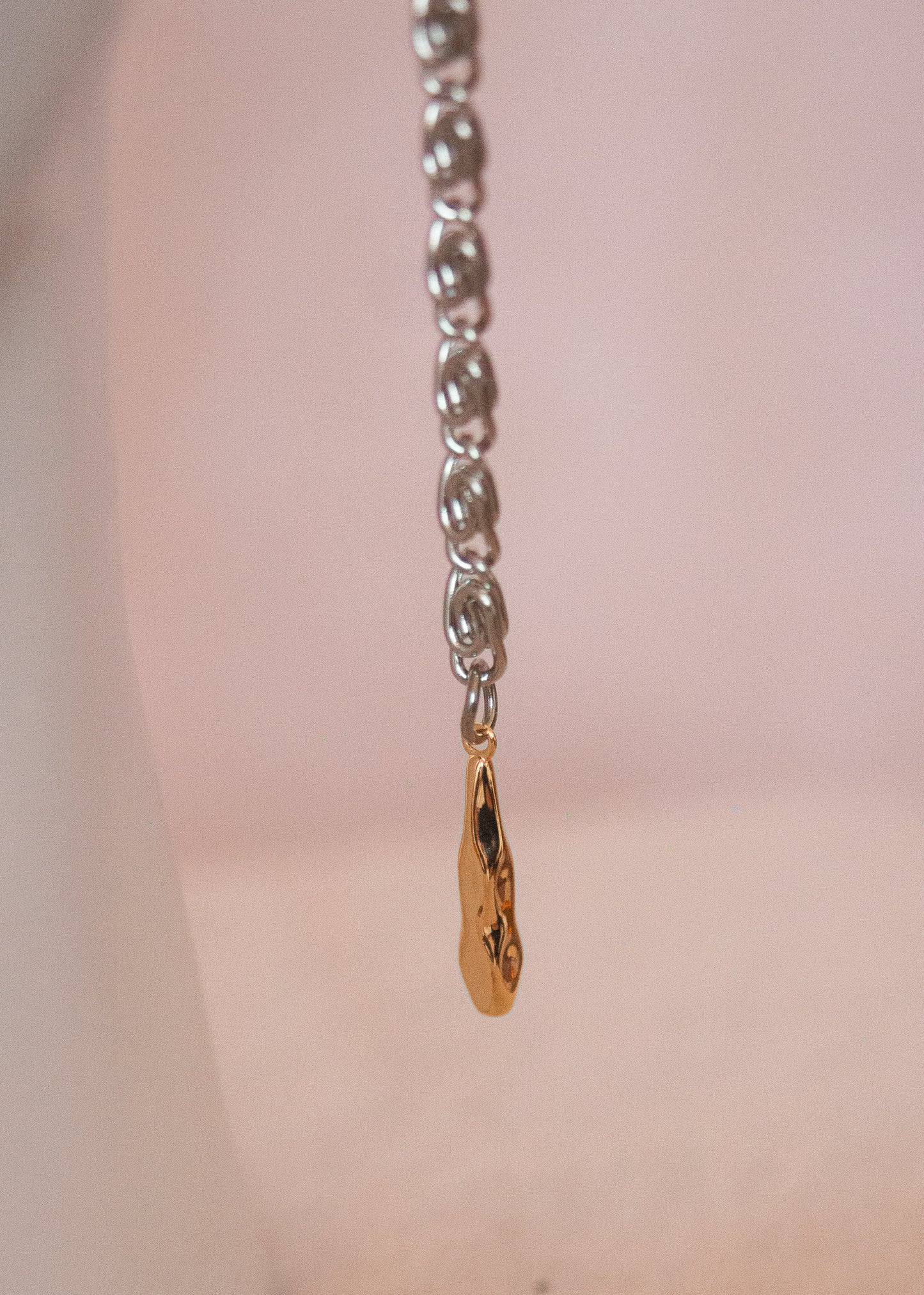 Bijou facial acier inoxydable or et argent, motif chainmail, gouttes dorées et éclairs argentés. Accessoire rituel, shoot mystique, festival ou costume stylisé.