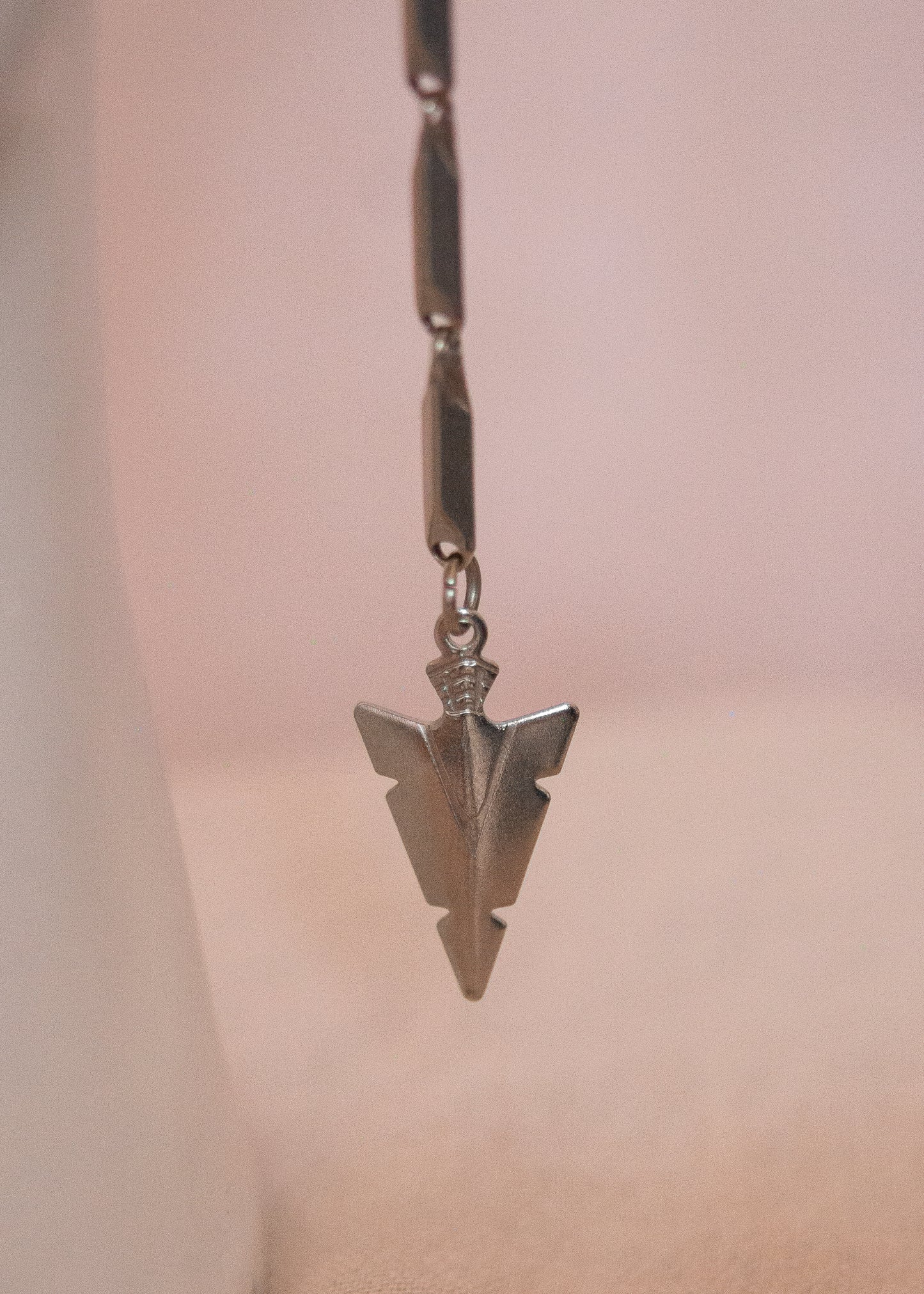 Bijou facial style warrior en acier inoxydable, chainmail fait main et tiges sur les joues. Accessoire rituel, costume, photoshoot, festival.