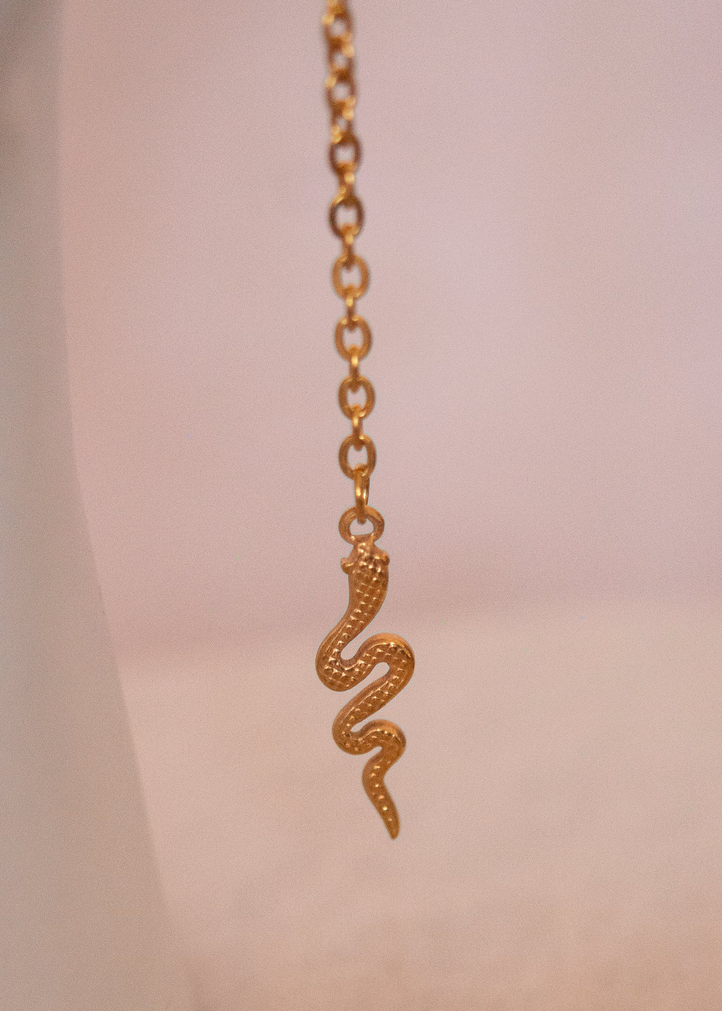 Bijou facial acier inoxydable doré, vibe mystique. Style serpent, chaos sacré, accessoire rituel, costume ou photoshoot.