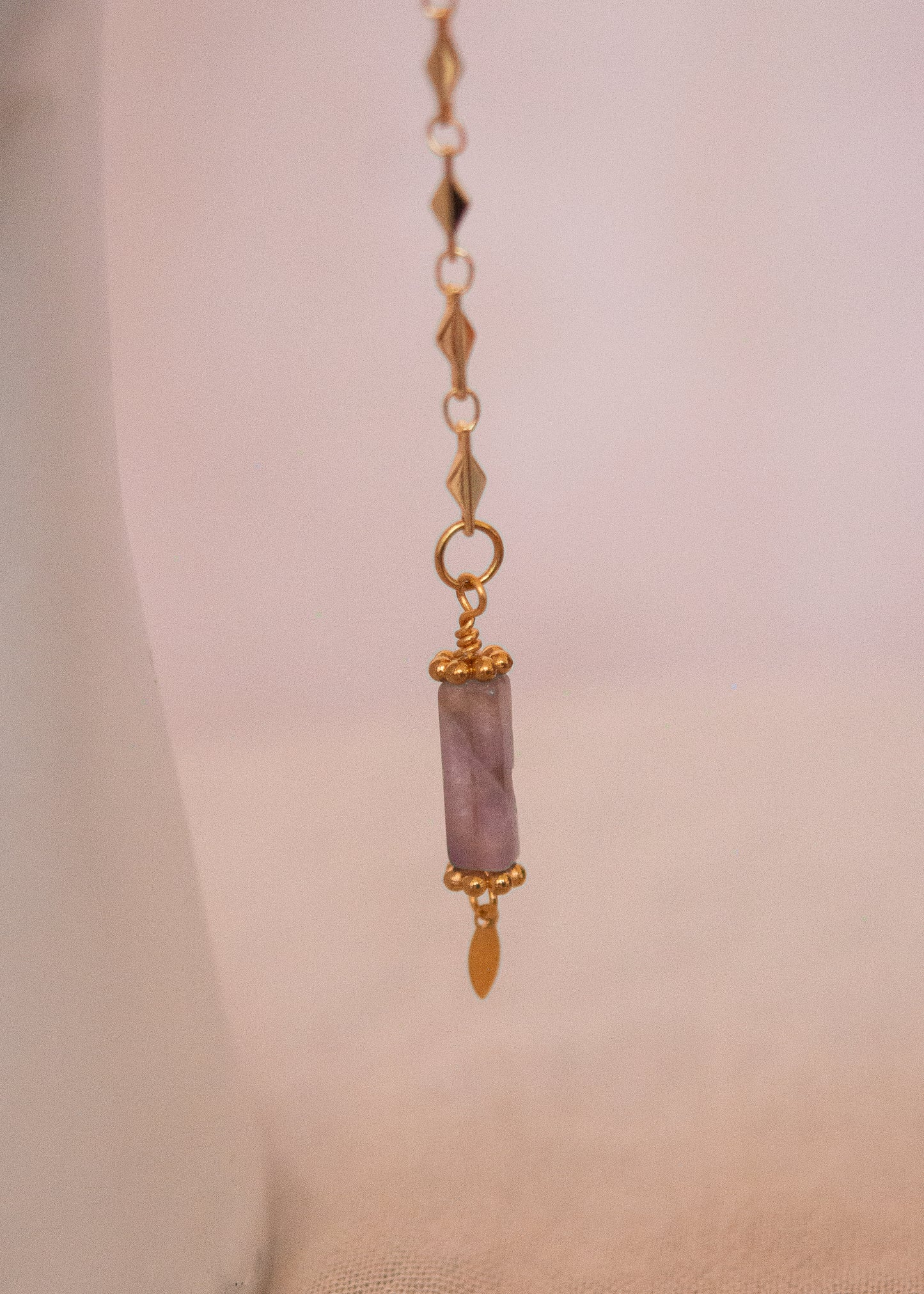 Bijou facial doré avec améthyste violette. Accessoire mystique, festival, oracle, costume ou shoot spirituel.