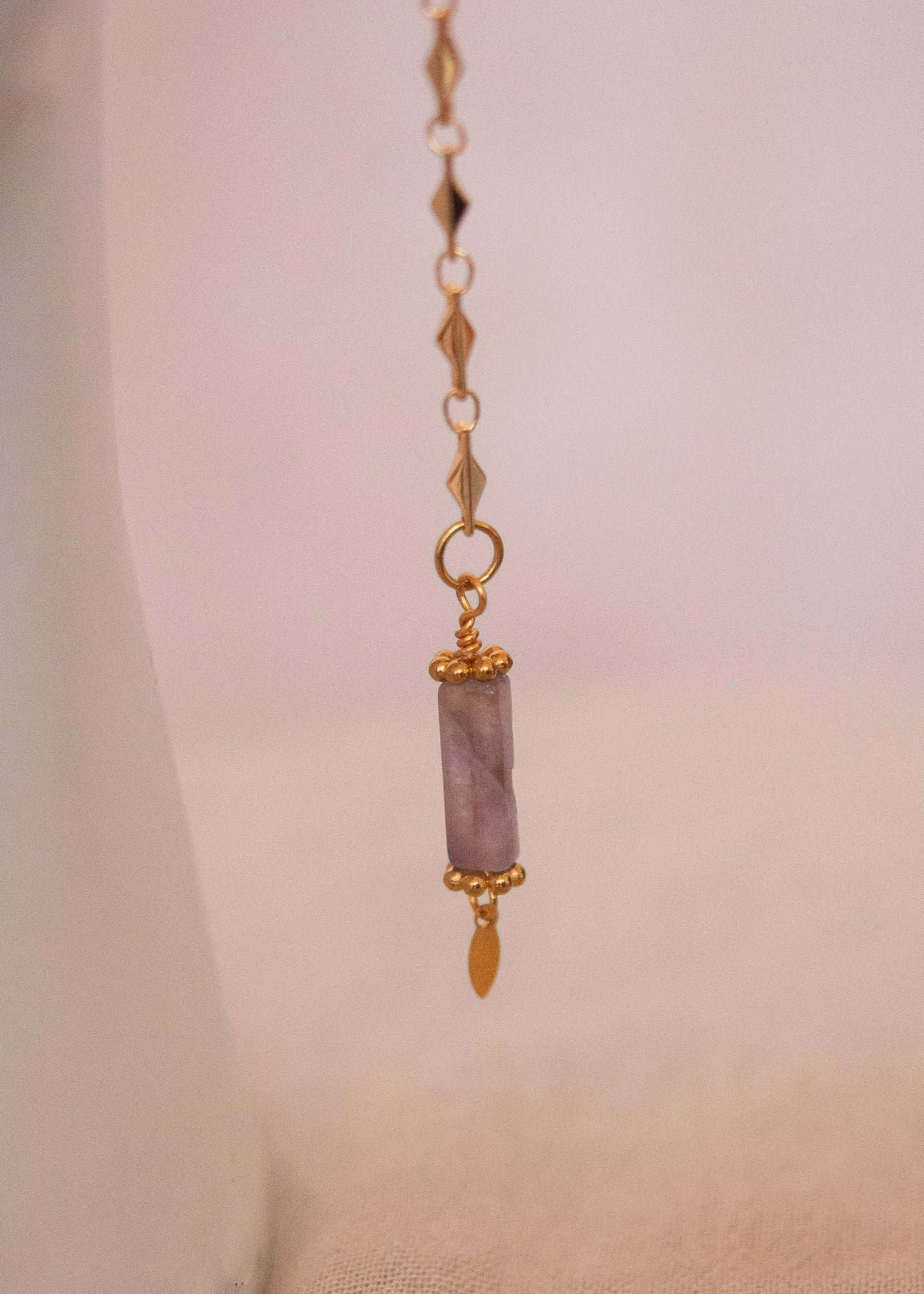 Bijou facial doré avec améthyste violette. Accessoire mystique, festival, oracle, costume ou shoot spirituel.