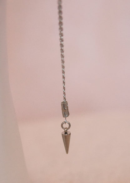 Bijou facial minimaliste et argent. Style nordique, rituel, costume, shoot mystique ou accessoire spectral.