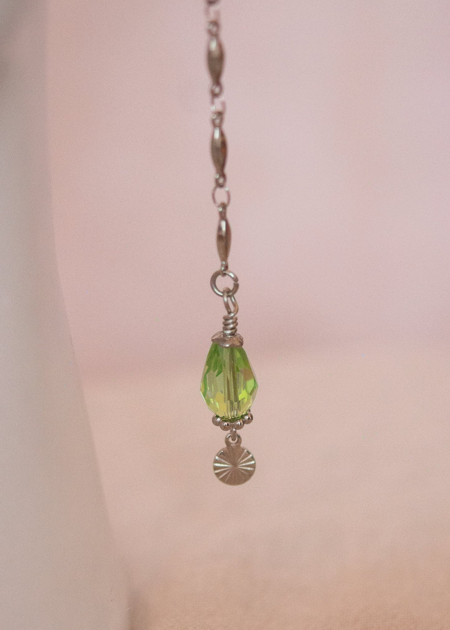 Bijou facial vert mystique. Accessoire rituel, festival, costume, inspiration alchimique ou ésotérique.