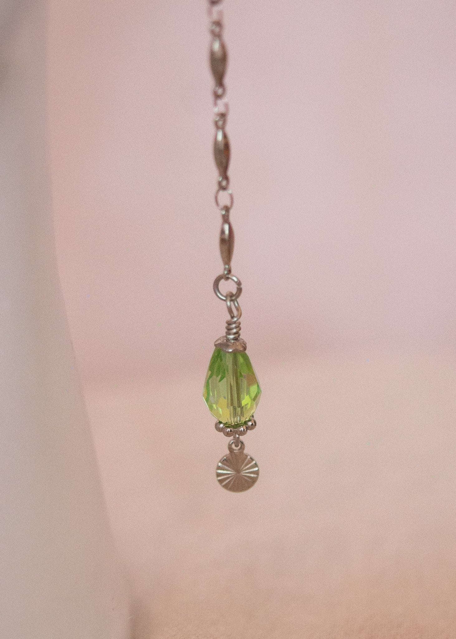 Bijou facial vert mystique. Accessoire rituel, festival, costume, inspiration alchimique ou ésotérique.