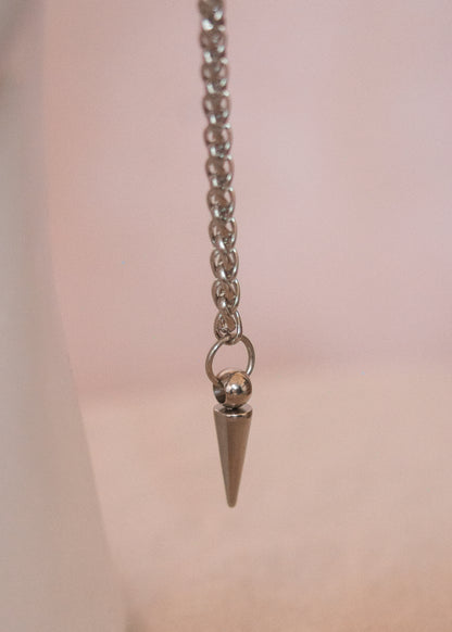 Bijou facial robuste en acier. Style guerrier, rituel, costume, festival ou photoshoot.