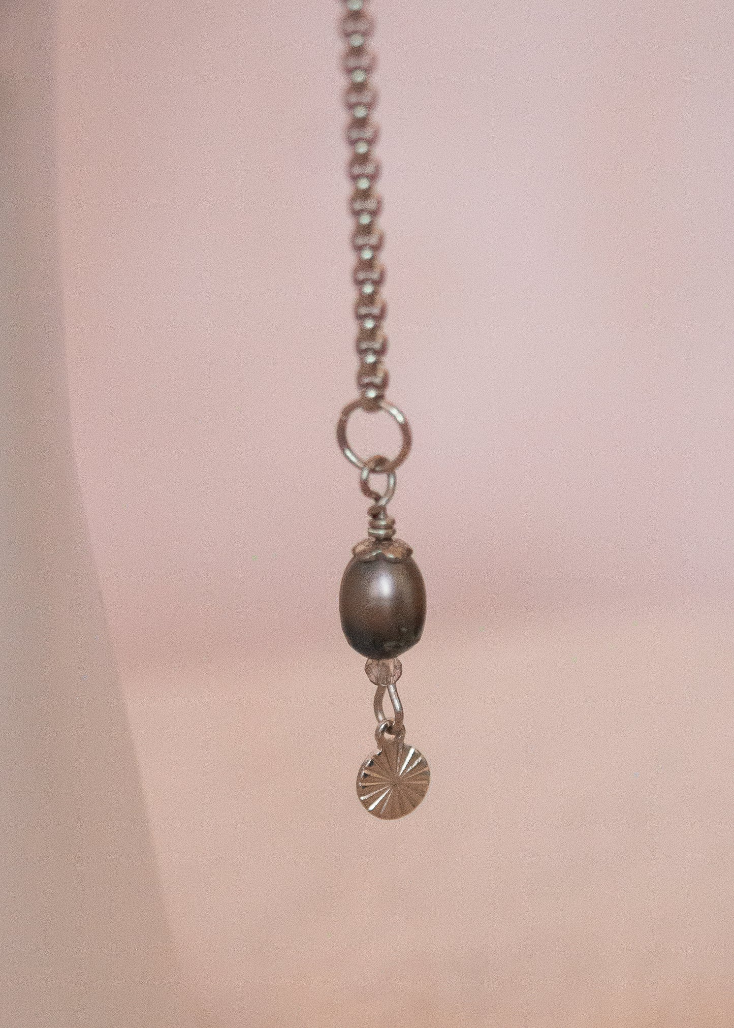 Bijou facial en acier inoxydable avec perles d'eau douce noires. Accessoire mystique, nocturne, rituel, costume ou shoot ésotérique. Bijou alternatif.