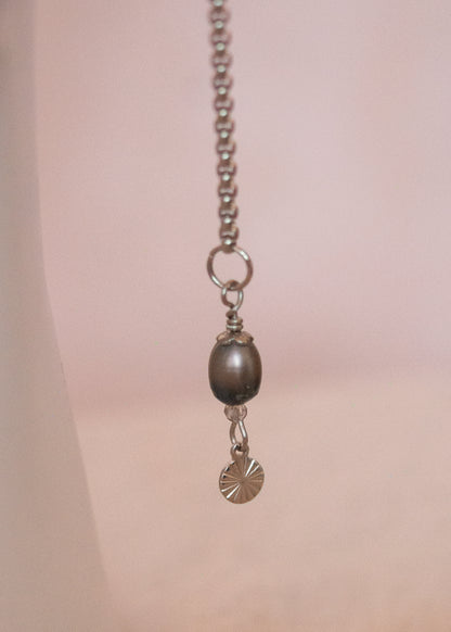 Bijou facial en acier inoxydable avec perles d'eau douce noires. Accessoire mystique, nocturne, rituel, costume ou shoot ésotérique. Bijou alternatif.