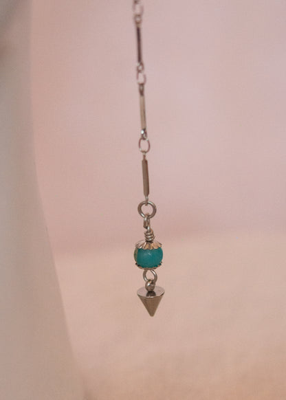 Bijou facial en acier inoxydable avec perles bleues et jaspe. Accessoire rituel, mystique, festival, costume ou shoot ésotérique.