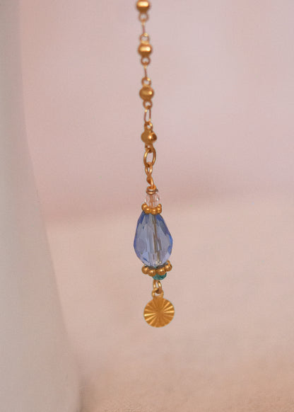 Bijou facial en acier inoxydable doré avec gouttes bleues. Accessoire solaire, pharaonique, festival, costume ou rituel mystique.